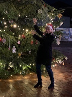 Bürgermeisterin Meike Moog-Steffens am geschmückten Weihnachtsbaum auf dem "Roten Platz"