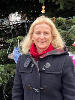 Bürgermeisterin Meike Moog-Steffens vor dem Schneverdinger Weihnachtsbaum auf dem "Roten Platz"